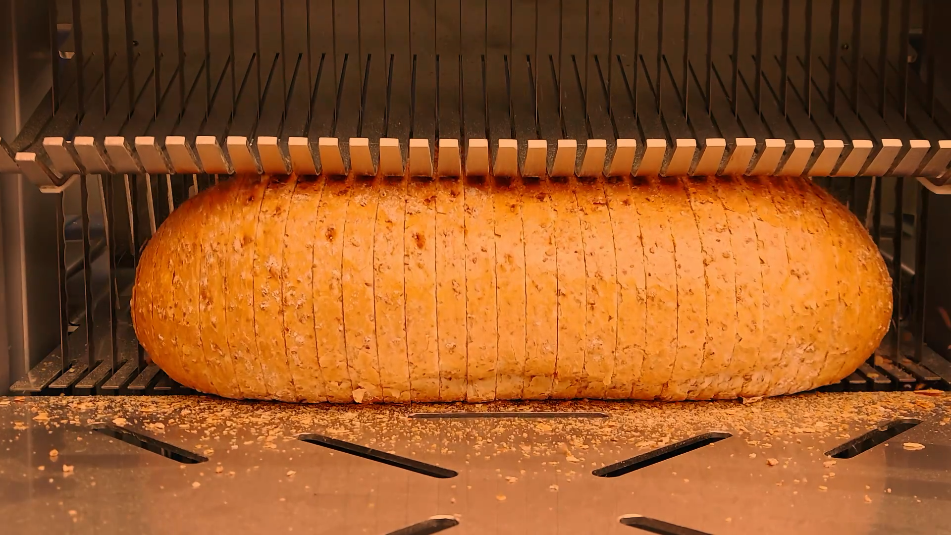 Brood gesneden door broodsnijmachine